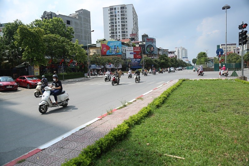 Rao chan de xen dai phan cach duong Van Cao va Lieu Giai, giao thong thuan loi - Hinh anh 13